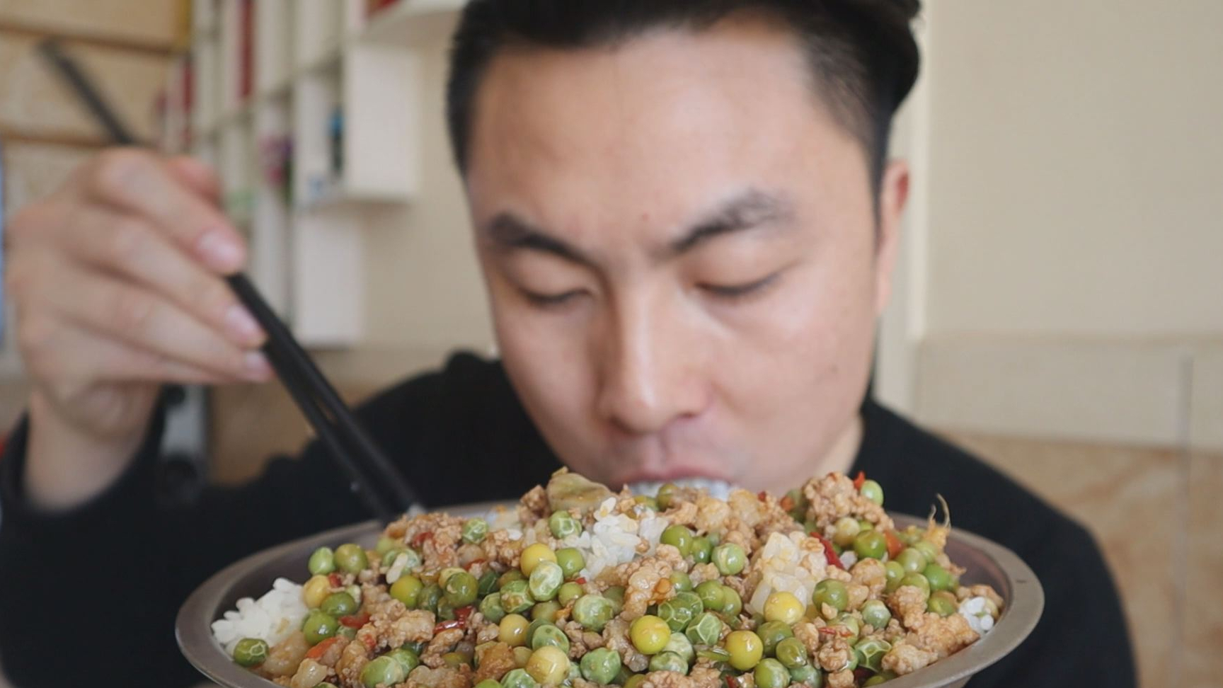 在冰箱里冻了一年的豌豆,拿出来做了烂肉豌豆,拌着米饭吃过瘾了